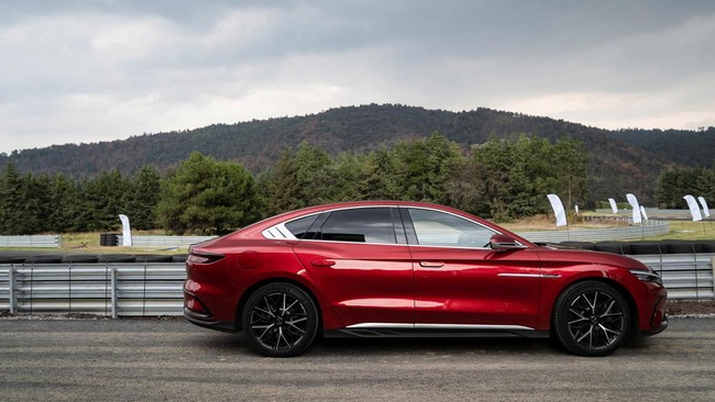 Tak Perlu SPKLU, Jepang Uji Coba Jalanan Bisa Ngecas Mobil Listrik